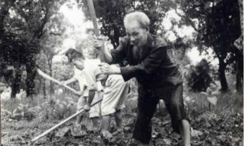 Chủ tịch Hồ Chí Minh, tấm gương sáng về nói đi đôi với làm
